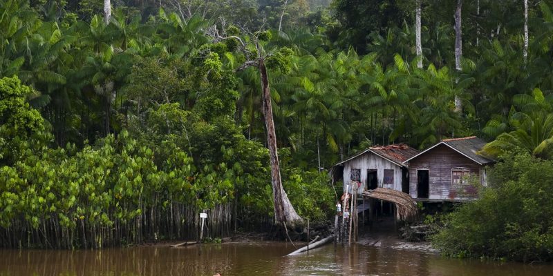 Moradores de comunidades ribeirinhas do arquipélago de Marajó se aproximam do Navio Auxiliar Pará.