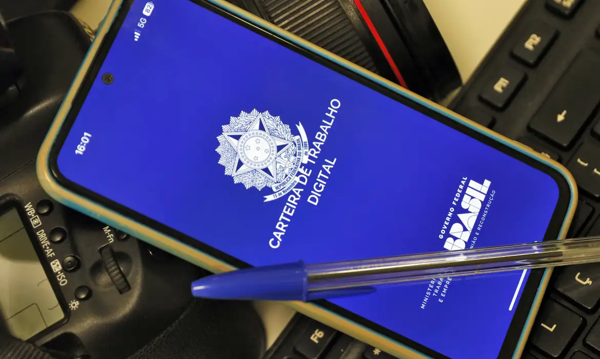Brasília (DF), 30/04/2025 - Celular com Carteira de Trabalho Digital. Foto: Bruno Peres/Agência Brasil