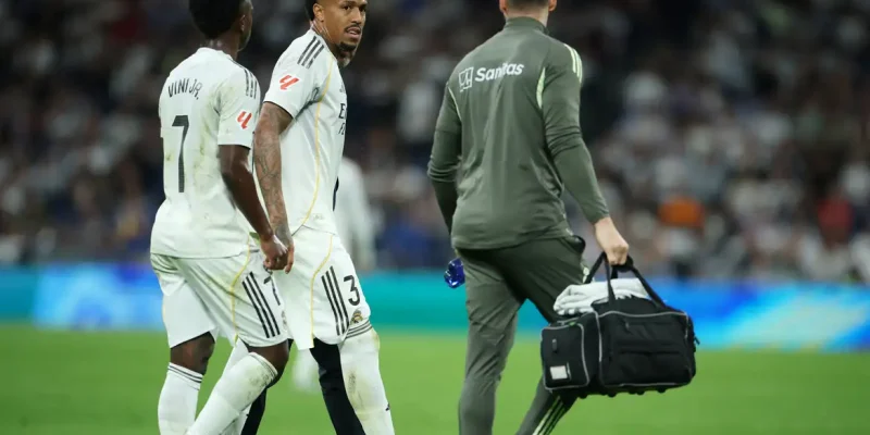 Militão deixa campo em jogo do Real Madrid contra Alavés
 21 de abril de 2026     REUTERS/Isabel Infantes