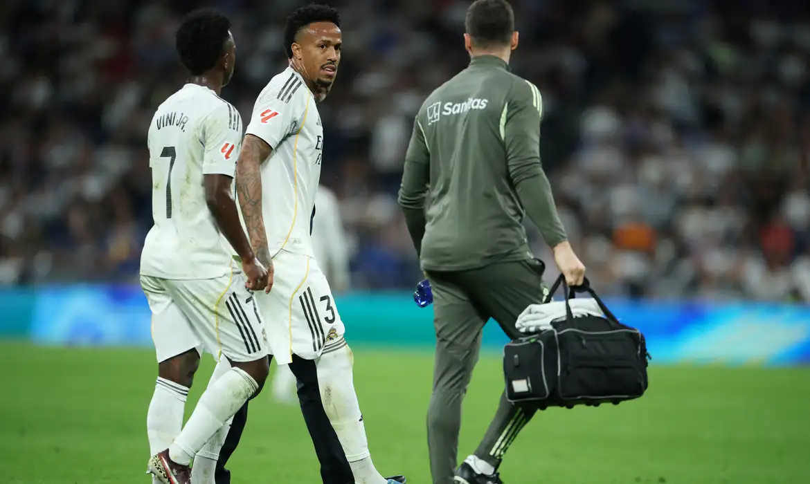 Militão deixa campo em jogo do Real Madrid contra Alavés
 21 de abril de 2026     REUTERS/Isabel Infantes