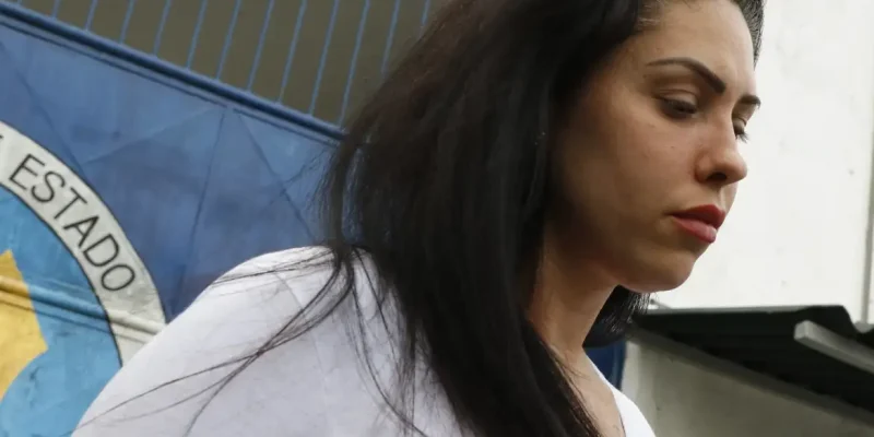 Monique Medeiros deixa a prisão no Instituto Penal Santo Expedito, em Bangu
Foto: Fernando Frazão/Agência Brasil/Arquivo