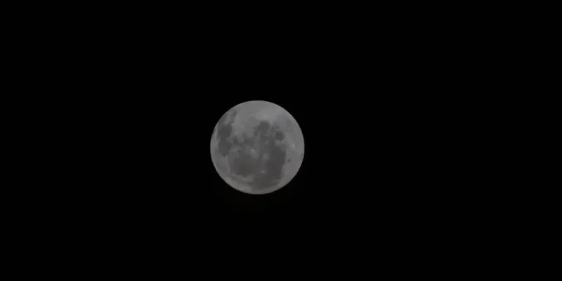 In this new image from our @NASAArtemis II crew, you can see Orientale basin on the right edge of the lunar disk. This mission marks the first time the entire basin has been seen with human eyes. Foto: NASA/Divulgação
