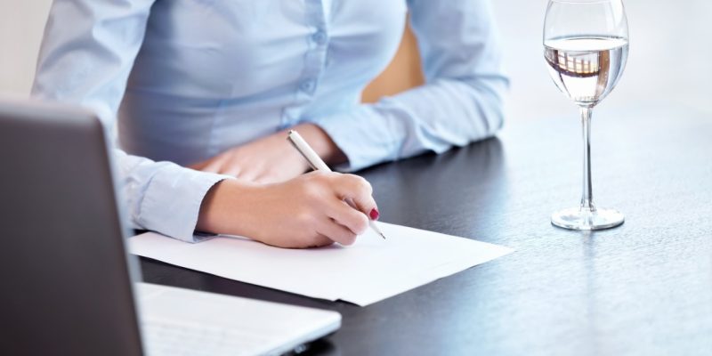 imagem de mulher assinando recomendacao