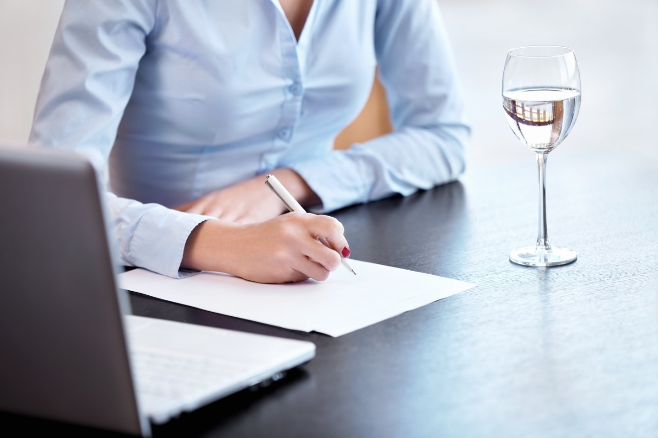 imagem de mulher assinando recomendacao