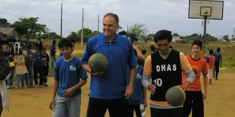 Oscar Schmidt no projeto social Porãbask, de Ponta Porã (MS)