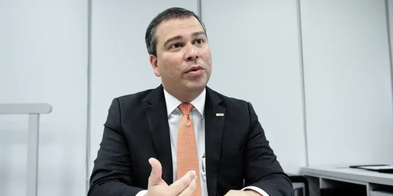 Brasília (DF), 16/04/2026 -  Em entrevista à Agência Brasília, Paulo Henrique Costa, presidente da estatal conta como a instituição se moderniza para ampliar sua atuação no Entorno e no resto do país. 
Fotos: Lúcio Bernardo Jr/Agência Brasília