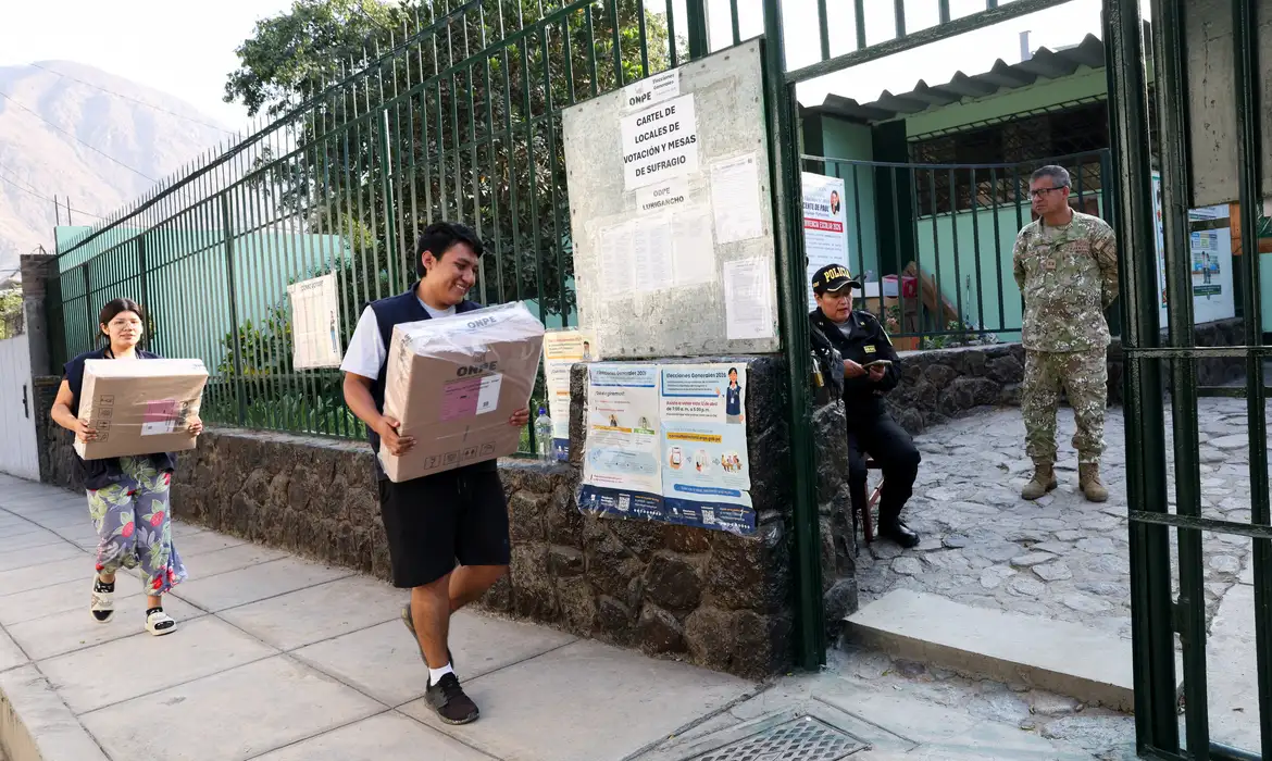 Peruvian electoral workers distribute voting materials to polling stations, as police and military personnel stand guard, ahead of the April 12 general election, in Lima, Peru, April 11, 2026. REUTERS/Manuel Orbegozo