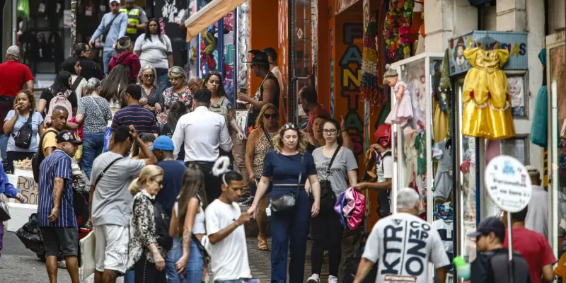 São Paulo (SP) 03/09/2024 Movimento no comércio de São Paulo na rua 25 de Março, após o anúncio  do aumento do PIB. Foto: Paulo Pinto/Agência Brasil