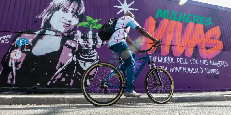 Sao Paulo (SP)-01/03/2026.  
Um ato no domingo em memória de Tainara Souza
Santos, de 31 anos, que morreu após ser atropelada e arrastada pelo ex-companheiro em São Paulo, irá marcar o início das mobilizações pelo Dia Internacional das Mulheres. 
Organizado pelo Ministério das Mulheres, o local escolhido para o ato é a Marginal Tietê, na zona norte da cidade de São Paulo, onde Tainara foi agredida, atropelada pelo ex-companheiro Douglas Alves da Silva e arrastada por mais de 1 quilômetro ao ficar presa ao carro dele, em 29 de novembro do ano passado. O ato contou com a presença das
ministras Márcia Lopes, Marina Silva , Sônia Guajajara e do Ministro Paulo Teixeira e a mãe Luciane ( mãe da vítima Taynara). Foto: Paulo Pinto/Agência Brasil