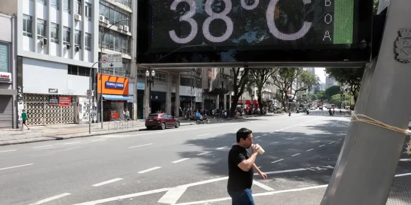 São Paulo (SP), 27/12/2025 - Pessoas na rua durante forte onda de calor. Operação Altas Temperaturas em São Paulo, devido ao forte calor na cidade. Foto: Paulo Pinto/Agencia Brasil