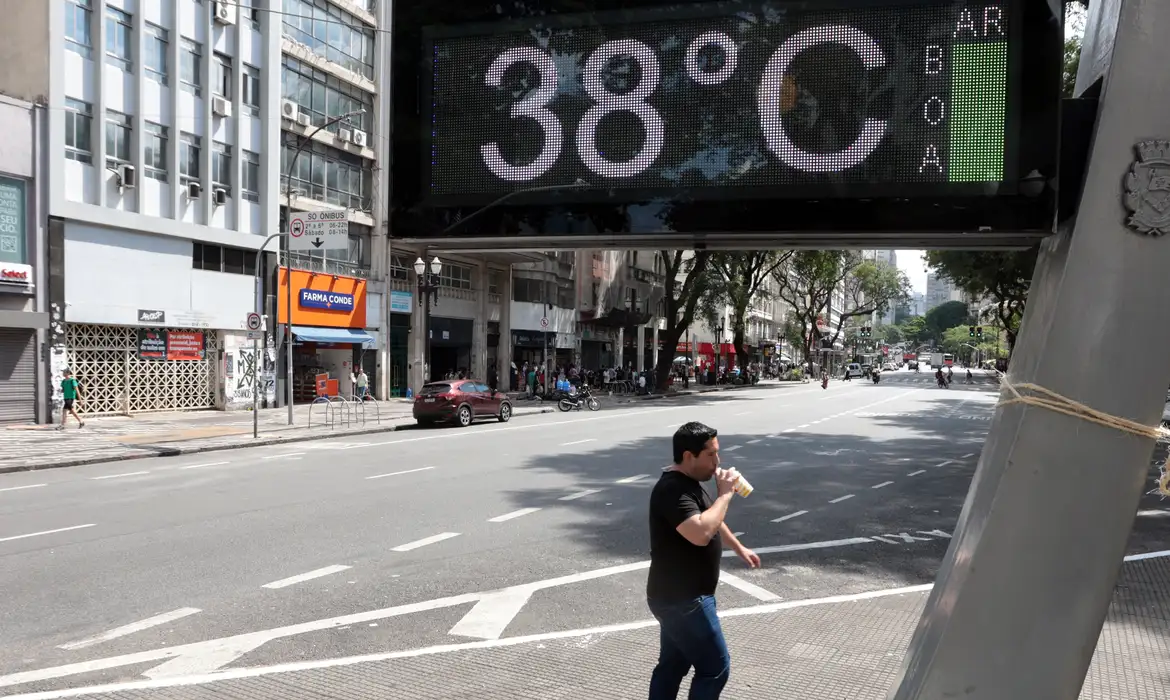 São Paulo (SP), 27/12/2025 - Pessoas na rua durante forte onda de calor. Operação Altas Temperaturas em São Paulo, devido ao forte calor na cidade. Foto: Paulo Pinto/Agencia Brasil