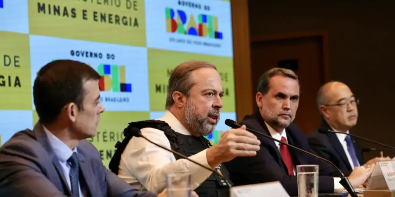 Brasília, (DF), 14/04/2026 - O secretário-executivo da Fazenda, Rogério Ceron, ministro de Minas e Energia, Alexandre Silveira, o ministro do Planejamento e Orçamento, Bruno Moretti, e o Secretário Nacional do Consumidor, Ricardo Morishita Wada, apresentam em coletiva as novas ações de enfrentamento aos efeitos da guerra sobre o setor de combustíveis no Brasil. Foto: Fabio Rodrigues-Pozzebom/Agência Brasil