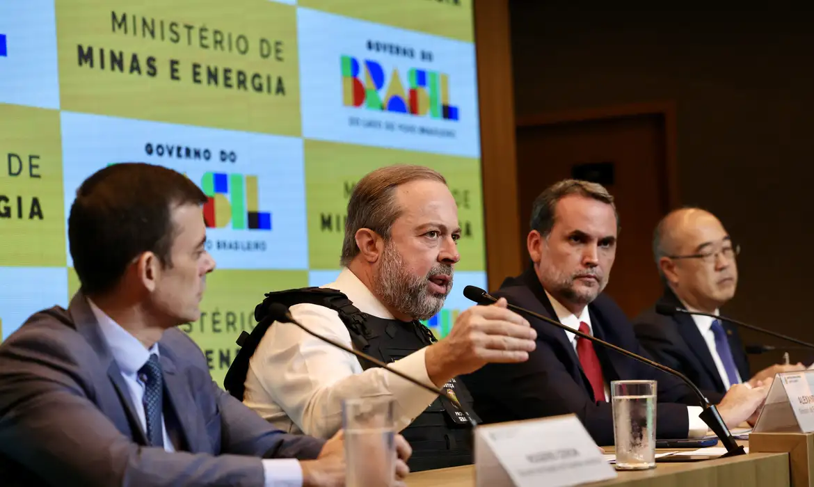 Brasília, (DF), 14/04/2026 - O secretário-executivo da Fazenda, Rogério Ceron, ministro de Minas e Energia, Alexandre Silveira, o ministro do Planejamento e Orçamento, Bruno Moretti, e o Secretário Nacional do Consumidor, Ricardo Morishita Wada, apresentam em coletiva as novas ações de enfrentamento aos efeitos da guerra sobre o setor de combustíveis no Brasil. Foto: Fabio Rodrigues-Pozzebom/Agência Brasil