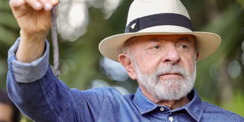 Brasília (DF), 23/04/2026 - O presidente Luiz Inácio Lula da Silva segura Baunilha do Cerrado, duarante visita do pomar da ciência, onde serão apresentadas pesquisas de pitaya, maracujá e baunilha e participa da cerimônia de abertura da Feira Brasil na Mesa, na Embrapa Cerrados, em Planaltina (DF). 
Foto: Fabio Rodrigues-Pozzebom/Agência Brasil