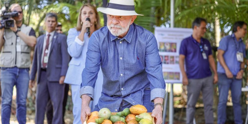 Brasília (DF), 23/04/2026 - O presidente Luiz Inácio Lula da Silva visita o pomar da ciência, onde serão apresentadas pesquisas de pitaya, maracujá e baunilha e participa da cerimônia de abertura da Feira Brasil na Mesa, na Embrapa Cerrados, em Planaltina (DF). 
Foto: Fabio Rodrigues-Pozzebom/Agência Brasil