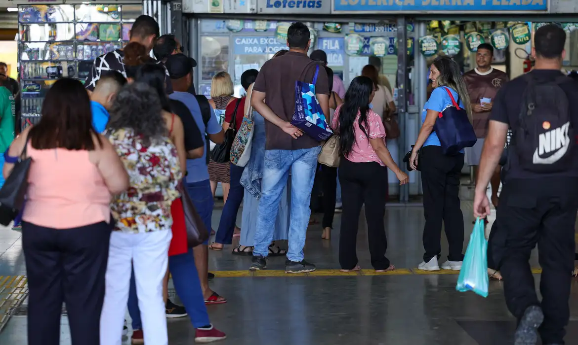 Brasília, DF 31/12/2025 - A Mega-Sena da Virada será sorteada nesta quarta-feira (31) à noite, em São Paulo. O concurso pagará um prêmio estimado de R$ 1 bilhão aos acertadores das seis dezenas. Foto: Fabio Rodrigues-Pozzebom/ Agência Brasil