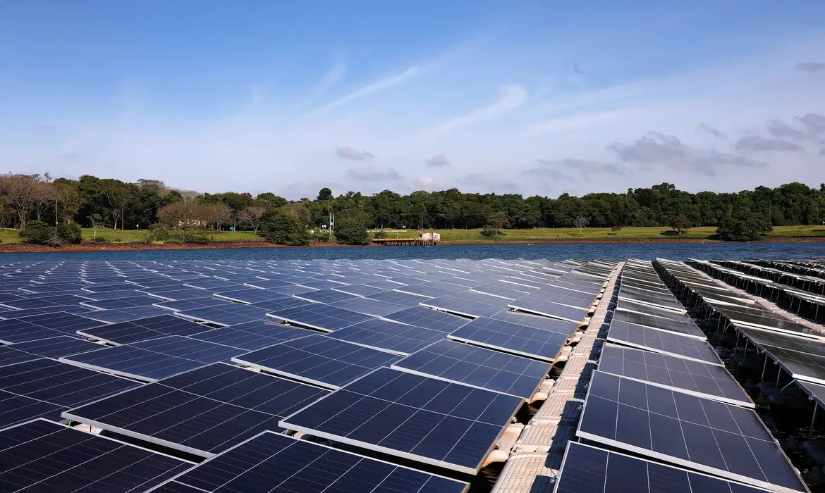 Foz do Iguaçu (PR), 14/04/2026 - Paineis solares da planta de energia fotovoltaica flutuante da usina Itaipu Binacional. Foto: Tânia Rêgo/Agência Brasil