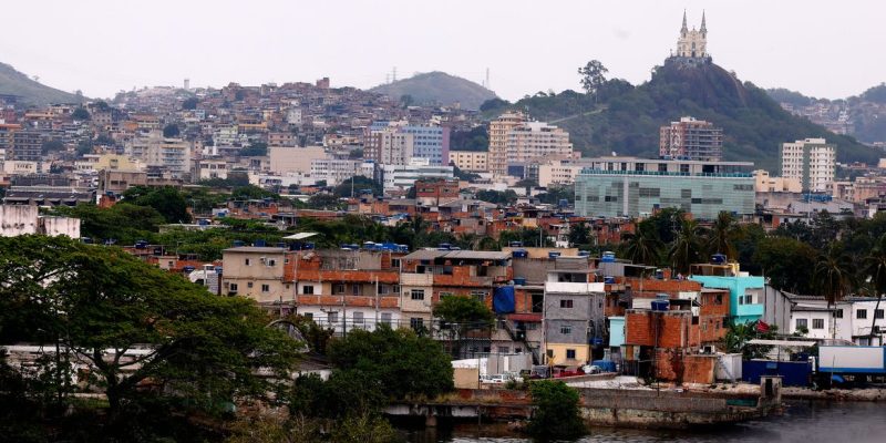 Rio de Janeiro (RJ), 02/11/2025 - Vista da igreja da Penha, Compleo do Alemão e Complexo da Penha, zona norte do Rio. Foto: Tânia Rêgo/Agência Brasil
