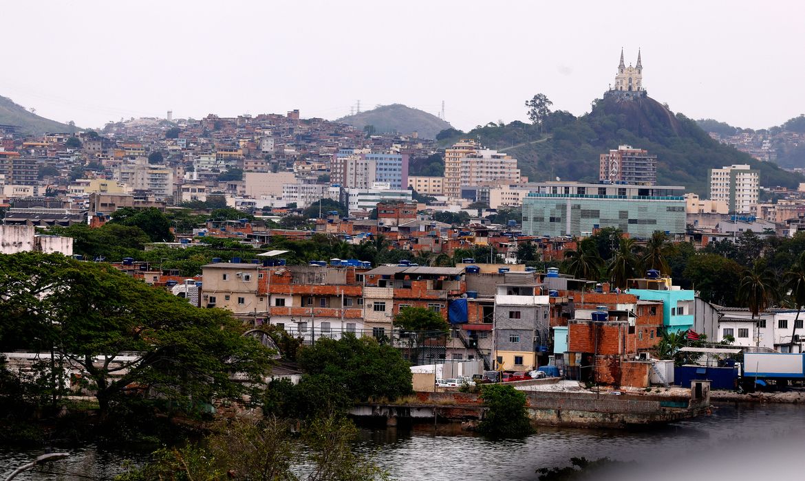 Rio de Janeiro (RJ), 02/11/2025 - Vista da igreja da Penha, Compleo do Alemão e Complexo da Penha, zona norte do Rio. Foto: Tânia Rêgo/Agência Brasil