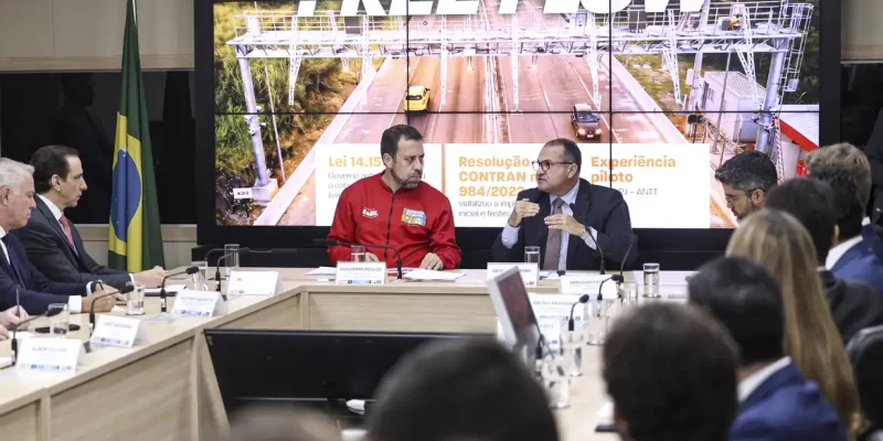 Brasília (DF), 28/04/2026 - O ministro da secretaria-geral da presidência, Guilherme Boulos, e o ministro dos Transportes, George Santoro, durante cerimônia para divulgação das regras de transição para a implementação do pedágio eletrônico (free flow) em todo o país. Foto: Marcelo Camargo/Agência Brasil