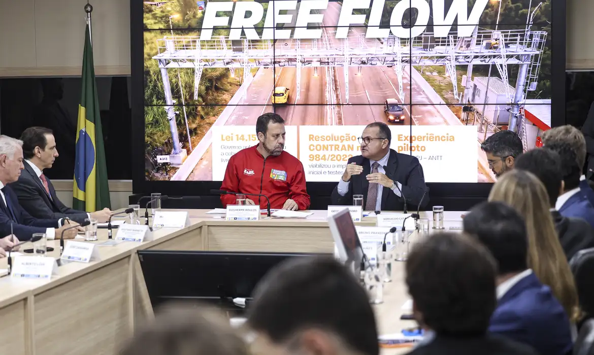 Brasília (DF), 28/04/2026 - O ministro da secretaria-geral da presidência, Guilherme Boulos, e o ministro dos Transportes, George Santoro, durante cerimônia para divulgação das regras de transição para a implementação do pedágio eletrônico (free flow) em todo o país. Foto: Marcelo Camargo/Agência Brasil