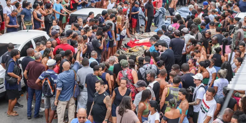 Rio de Janeiro (RJ), 22/12/2025 - Retrospectiva 2025 - Foto feita em 28/10/2025 - Dezenas de corpos são trazidos por moradores para a Praça São Lucas, na Penha, zona norte do Rio de Janeiro. Operação Contensçao.
Foto: Tomaz Silva /Agência Brasil
