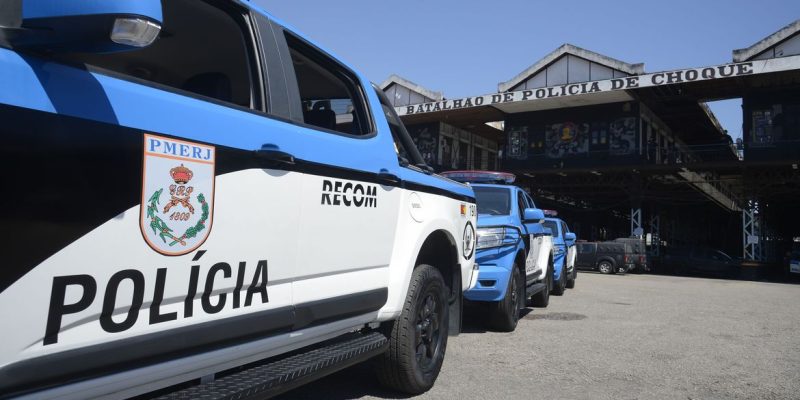 O comando da Polícia Militar do estado do Rio de Janeiro lança uma nova unidade da corporação, o RECOM (Rondas Especiais e Controle de Multidões), criado para ampliar o policiamento ostensivo nas vias urbanas.