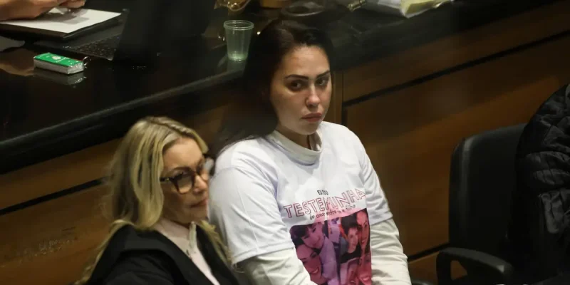 Rio de Janeiro (RJ), 23/03/2026 – A mãe do menino Henry Borel, Monique Medeiros e advogados de defesa durante Tribunal do Júri, no Tribunal de Justiça do Rio de Janeiro, no centro da capital fluminense. Foto: Tomaz Silva/Agência Brasil