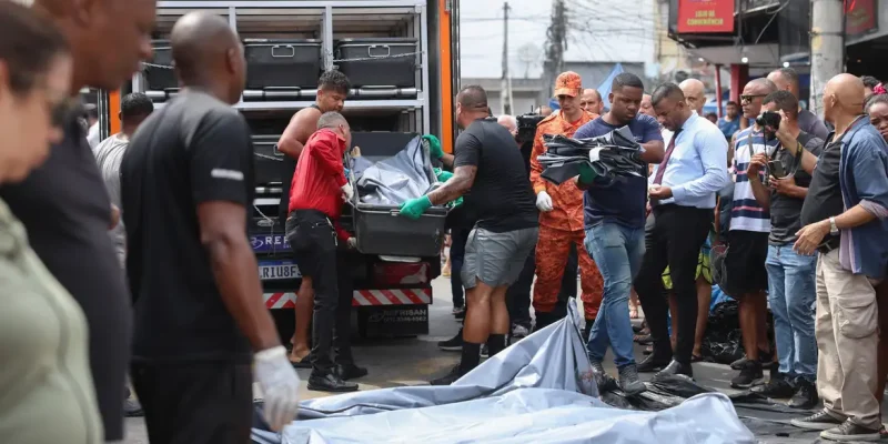 Rio de Janeiro (RJ), 29/10/2025 - Dezenas de corpos são trazidos por moradores para a Praça São Lucas, na Penha, zona norte do Rio de Janeiro. Operação Contenção.
Foto: Tomaz Silva /Agência Brasil