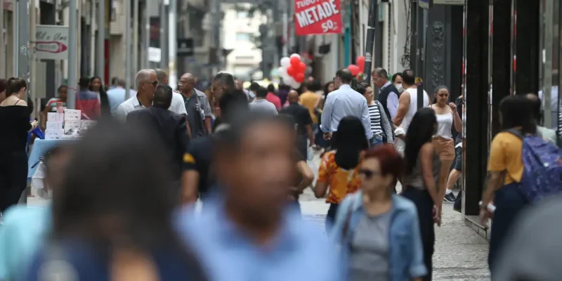 Movimentação de pessoas nas ruas do centro da cidade.