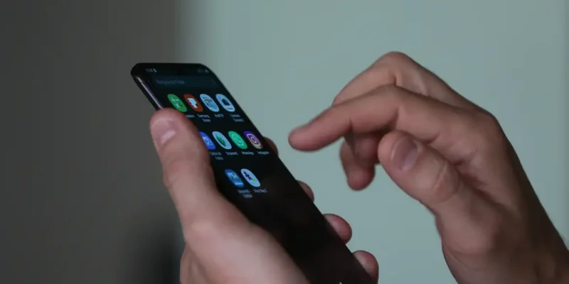 Smartphone, celular,  em uso.