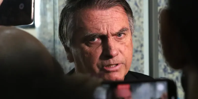 Rio de Janeiro (RJ), 29/06/2023 - O ex-presidente Jair Bolsonaro desembarca no aeroporto Santos Dumont e fala sobre o julgamento no TSE que pode torná-lo inelegível. Foto:Tânia Rêgo/Agência Brasil