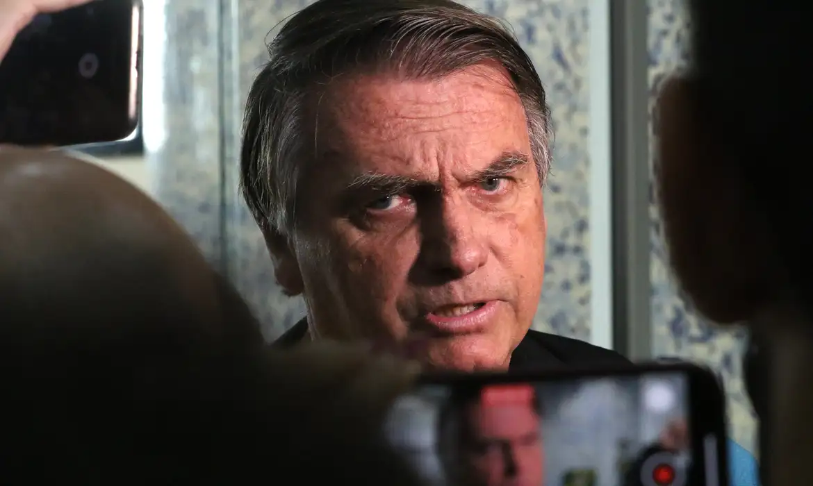 Rio de Janeiro (RJ), 29/06/2023 - O ex-presidente Jair Bolsonaro desembarca no aeroporto Santos Dumont e fala sobre o julgamento no TSE que pode torná-lo inelegível. Foto:Tânia Rêgo/Agência Brasil