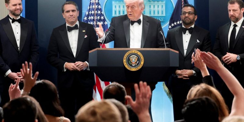 Presidente Donald Trump fala com jornalistas na Casa Branca após ataque a tiros nas proximidades de hotel em Washington