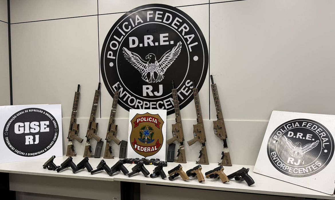 Rio de Janeiro (RJ), 06/04/2026 - Armas apreendidas pela PF com casal que dirigia para o Rio de Janeiro pela Via Dutra. Foto: PF/Divulgação