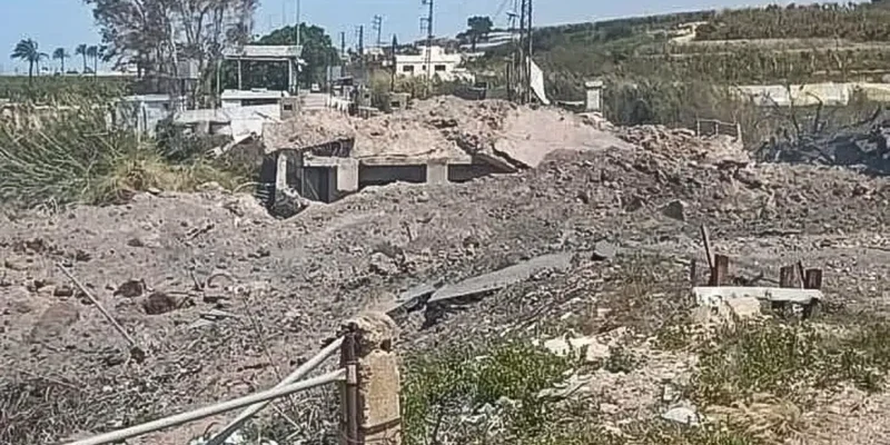 17/04/2026 -  Israel bombardeou a última ponte que restava sobre o Rio Litano, a Ponte de Qasmiyeh, isolando a região ao Sul do resto do país, impedindo a conexão entre as cidades de Tiro e Sidon. . Foto: Defesa Civil do Líbano 