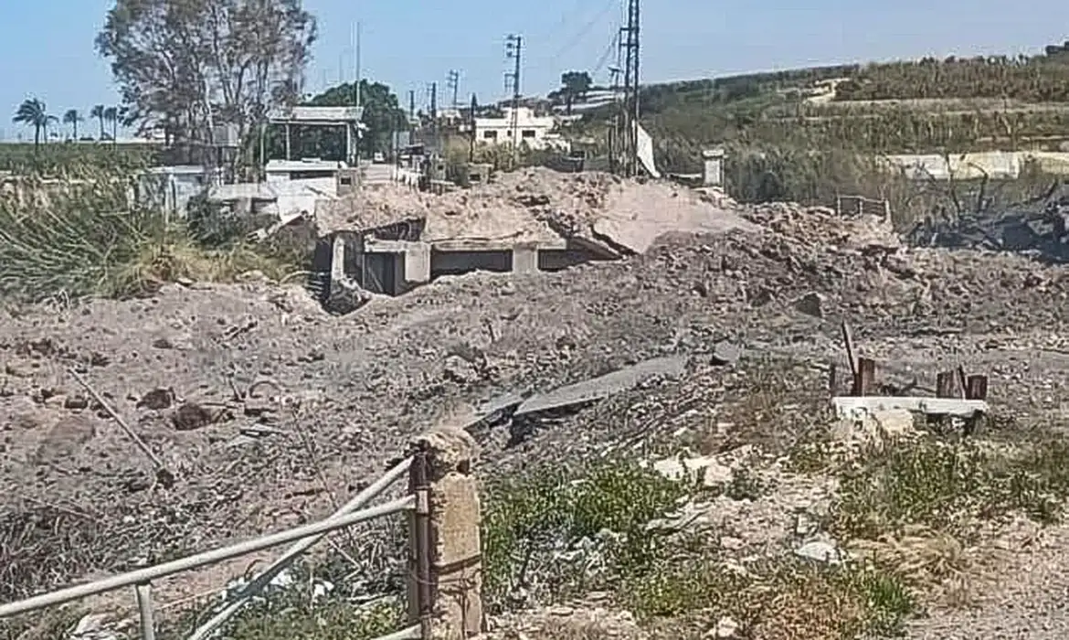 17/04/2026 -  Israel bombardeou a última ponte que restava sobre o Rio Litano, a Ponte de Qasmiyeh, isolando a região ao Sul do resto do país, impedindo a conexão entre as cidades de Tiro e Sidon. . Foto: Defesa Civil do Líbano 