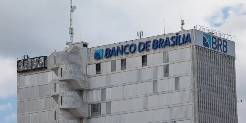 Brasília (DF), 19/11/2025 – Fachada do prédio do banco de Brasília (BRB).  Em março de 2025, o conselho do Banco BRB aprovou a compra de 58% do capital do Banco Master, valor estimado em R$ 2 bilhões.
O acordo previa que o BRB, uma sociedade de capital e controlada majoritariamente pelo Governo do Distrito Federal (GDF)
Foto: Joédson Alves/Agência Brasil
