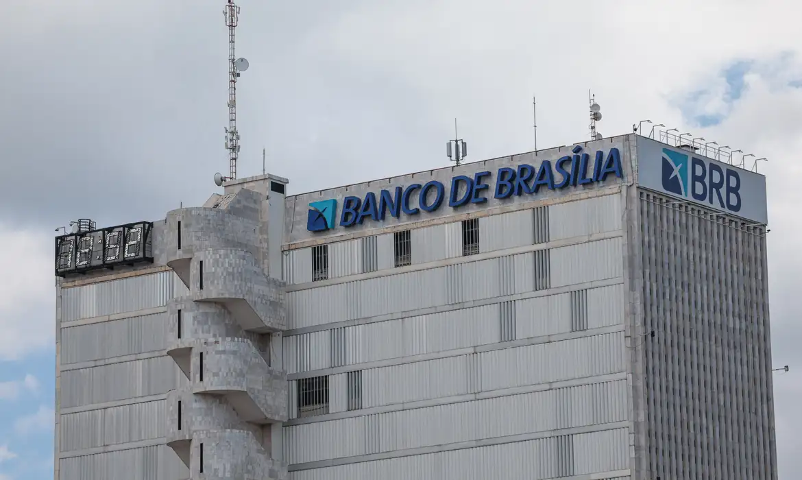 Brasília (DF), 19/11/2025 – Fachada do prédio do banco de Brasília (BRB).  Em março de 2025, o conselho do Banco BRB aprovou a compra de 58% do capital do Banco Master, valor estimado em R$ 2 bilhões.
O acordo previa que o BRB, uma sociedade de capital e controlada majoritariamente pelo Governo do Distrito Federal (GDF)
Foto: Joédson Alves/Agência Brasil
