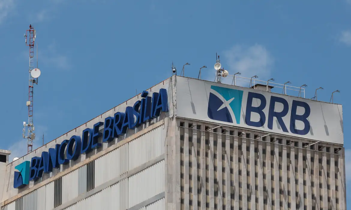 Brasília (DF), 19/11/2025 – Fachada do prédio do banco de Brasília (BRB).  Em março de 2025, o conselho do Banco BRB aprovou a compra de 58% do capital do Banco Master, valor estimado em R$ 2 bilhões.
O acordo previa que o BRB, uma sociedade de capital e controlada majoritariamente pelo Governo do Distrito Federal (GDF)
Foto: Joédson Alves/Agência Brasil