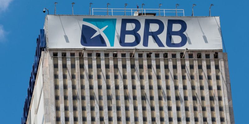 Brasília (DF), 19/11/2025 – Fachada do prédio do banco de Brasília (BRB).  Em março de 2025, o conselho do Banco BRB aprovou a compra de 58% do capital do Banco Master, valor estimado em R$ 2 bilhões.
O acordo previa que o BRB, uma sociedade de capital e controlada majoritariamente pelo Governo do Distrito Federal (GDF)
Foto: Joédson Alves/Agência Brasil