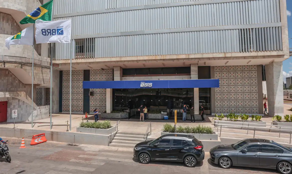 Brasília (DF), 19/11/2025 – Fachada do prédio do banco de Brasília (BRB).  Em março de 2025, o conselho do Banco BRB aprovou a compra de 58% do capital do Banco Master, valor estimado em R$ 2 bilhões.
O acordo previa que o BRB, uma sociedade de capital e controlada majoritariamente pelo Governo do Distrito Federal (GDF)
Foto: Joédson Alves/Agência Brasil