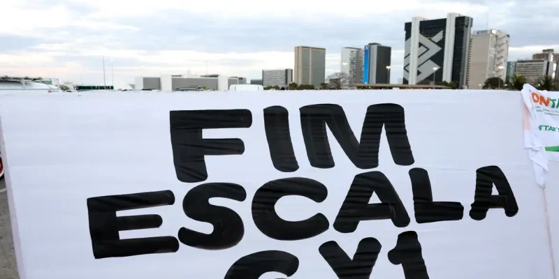 Brasília (DF), 10/07/2025 - Protesto à atuação do Congresso Nacional na justiça tributária com a taxação dos super ricos, fim da escala 6×1 e a isenção de Imposto de Renda para quem ganha até R$ 5 mil, realizado na Rodoviária de Brasília. Foto: Valter Campanato/Agência Brasil