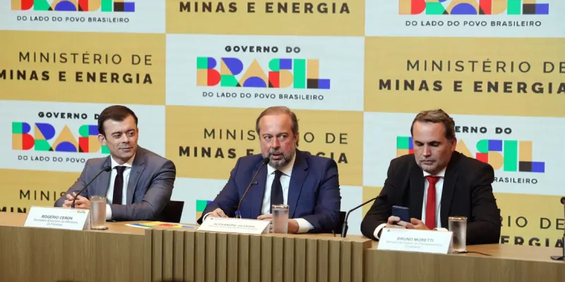 Brasília (DF), 13/05/2026 - Secretário-Executivo do Ministério da Fazenda, Rogério Ceron, o ministro de Minas e Energia, Alexandre Silveira, e o ministro do Planejamento e Orçamento, Bruno Moretti, durante coletiva para anunciar novas ações de enfrentamento aos efeitos da guerra sobre o setor de combustíveis no Brasil. Foto: Valter Campanato/Agência Brasil