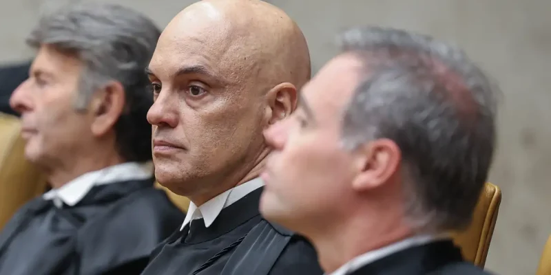 Brasília (DF), 29/09/2025 – Posse do novo presidente do Supremo Tribunal Federal (STF), Edson Fachin, ele foi eleito para suceder o ministro Luís Roberto Barroso, cujo mandato terminou ontem (28). Também assume o cargo o novo vice-presidente, Alexandre de Moraes (c). Os dois ministros comandarão o Supremo pelos próximos dois anos (2025-2027).
Foto: Valter Campanato/Agência Brasil