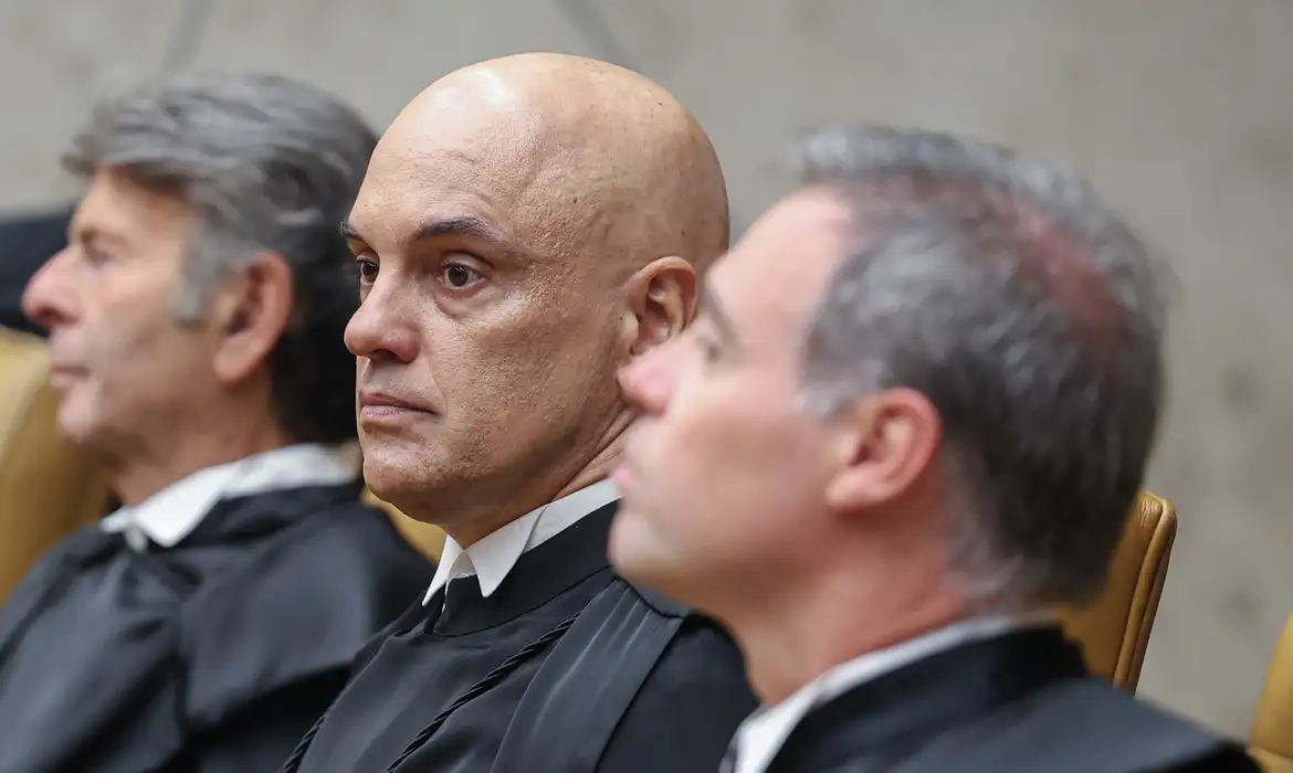 Brasília (DF), 29/09/2025 – Posse do novo presidente do Supremo Tribunal Federal (STF), Edson Fachin, ele foi eleito para suceder o ministro Luís Roberto Barroso, cujo mandato terminou ontem (28). Também assume o cargo o novo vice-presidente, Alexandre de Moraes (c). Os dois ministros comandarão o Supremo pelos próximos dois anos (2025-2027).
Foto: Valter Campanato/Agência Brasil