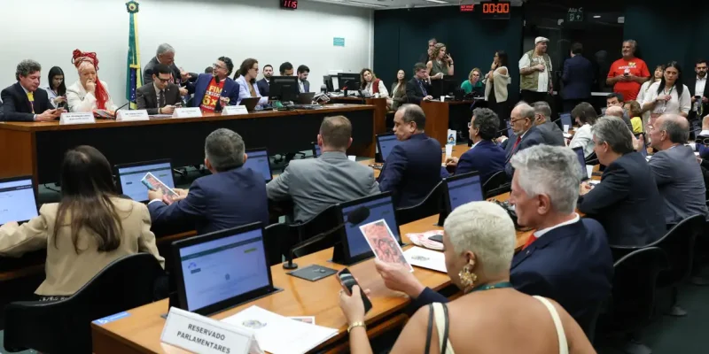 Brasília – DF- 27/05/2026 – Reunião da Comissão Especial da Câmara sobre o Fim da Escala 6x1 para votar o relatório final da proposta de emenda à Constituição (PEC 221/2019) que reduz a jornada de trabalho a 36 horas semanais em 10 anos. O relator do texto é o deputado Leo Prates (Republicanos-BA). Foto: Lula Marques/Agência Brasil