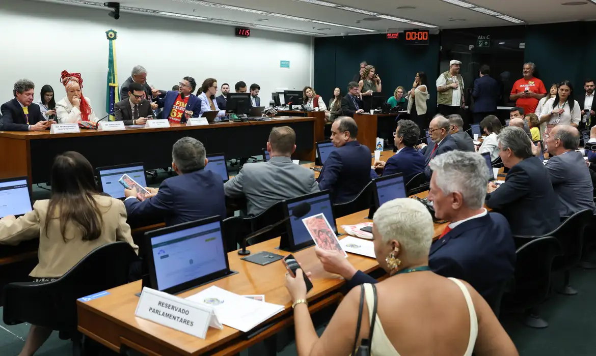 Brasília – DF- 27/05/2026 – Reunião da Comissão Especial da Câmara sobre o Fim da Escala 6x1 para votar o relatório final da proposta de emenda à Constituição (PEC 221/2019) que reduz a jornada de trabalho a 36 horas semanais em 10 anos. O relator do texto é o deputado Leo Prates (Republicanos-BA). Foto: Lula Marques/Agência Brasil
