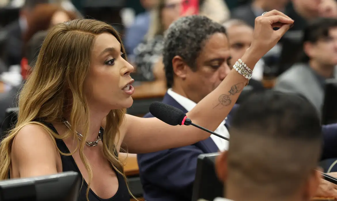 Brasília-DF – 15/04/2026 – Reunião da Comissão de Constituição e Justiça (CCJ) da Câmara para leitura do relatório do deputado Paulo Azi da proposta de emenda à Constituição (PEC 221/2019) que reduz a jornada de trabalho a 36 horas. A oposição pediu vistas. ( Deputada Erika Hilton) Foto: Lula Marques/ Agência Brasil.