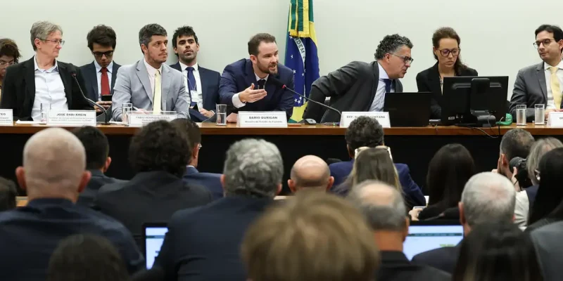 Brasília – DF – 12/05/2026 – Reunião da Comissão Especial da Câmara sobre o Fim da Escala 6x1 para debater os impactos econômicos da redução da escala de trabalho, sem redução de salário. Participou ministro da Fazenda, Dario Durigan. Foto Lula Marques/Agência Brasil